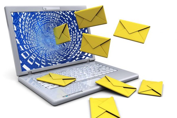 Briefe fliegen aus Laptop