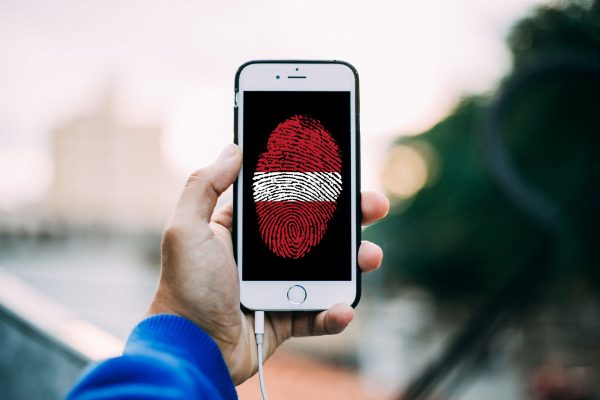 Smartphone mit Fingerabdruck