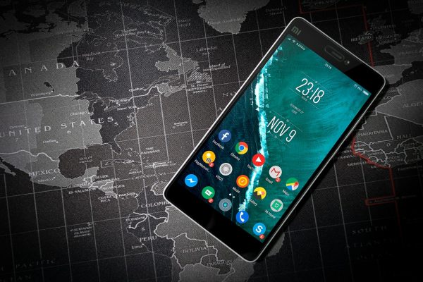 Smartphone auf Landkarte